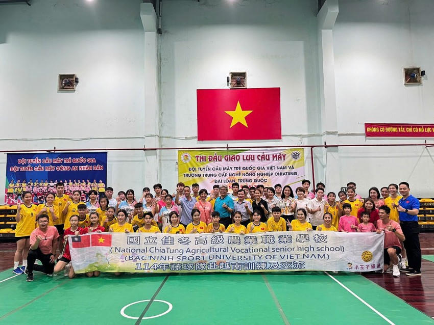 Đại diện Liên đoàn Cầu Mây Việt Nam cùng Ban huấn luyện viên và đại diện đội Trường Trung cấp nghề nông nghiệp Chiatung cùng các cầu thủ tại buổi thi đấu giao lưu.
