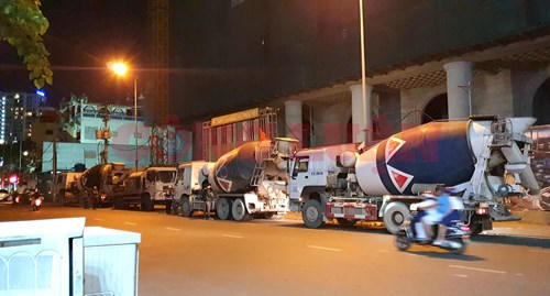 Những chiếc xe bồn trộn bê tông mang nhãn hiệu "FICO PanU" dừng chờ đổ bê tông tại dự án Terra Royal do INTRESCO làm chủ đầu tư. Ảnh: Chính Kỳ.