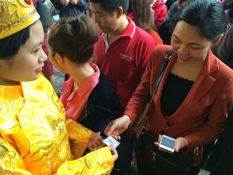 Nhiều người dân đi mua vàng trong ngày vía Thần Tài. Ảnh: VietNamNet