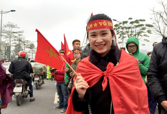 Các cổ động viên khoác lên mình cờ tổ quốc và trên tay là cờ đỏ sao vàng tung bay phấp phới.