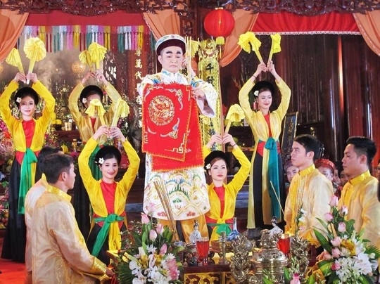 NSƯT Xuân Hinh hát chầu văn.
