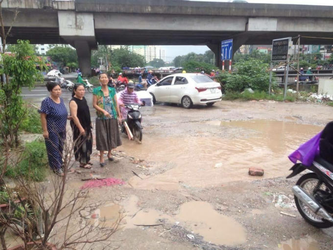 Con đường xuống cấp nghiêm trọng khiến người dân bức xúc.