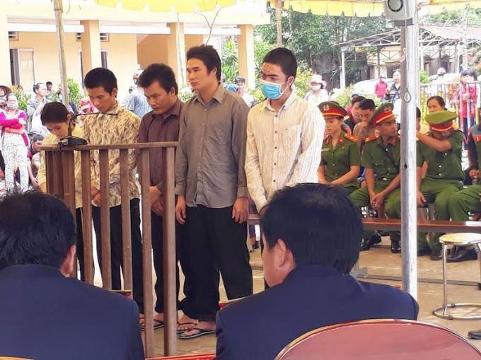 Các bị cáo tại phiên tòa lưu động.