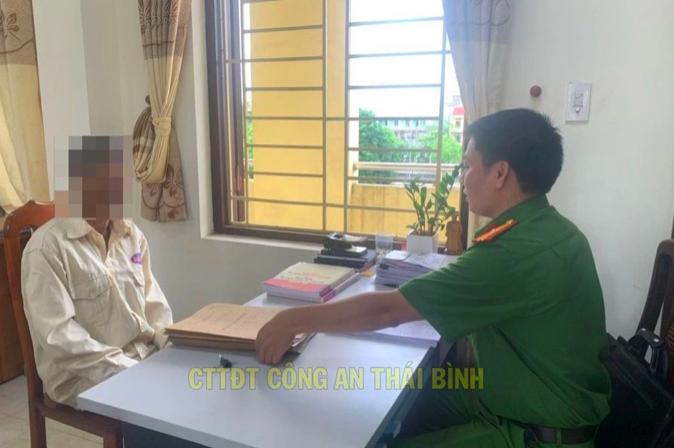 Lực lượng công an đã giải thích cho ông V. về thủ đoạn lừa đảo của các đối tượng trên không gian mạng (Ảnh: Công an tỉnh Thái Bình).