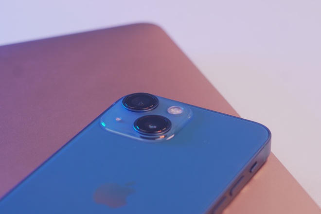 Hệ thống camera của máy vẫn bao gồm ống kính chính với độ phân giải 12 MP và ống kính góc siêu rộng 12 MP. Tuy nhiên, cụm camera này đã được nâng cấp, cho phép chụp ảnh tốt hơn trong điều kiện ánh sáng yếu.