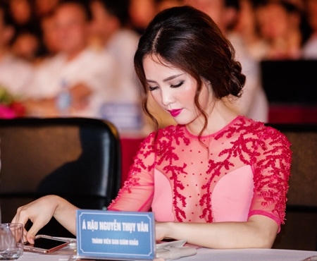 Với kinh nghiệm từng chấm thi tại nhiều sân chơi nhan sắc khác, Á hậu Việt Nam 2008 và diễn viên Minh Tiệp đã chọn ra những gương mặt xuất sắc để trao các danh hiệu của cuộc thi.