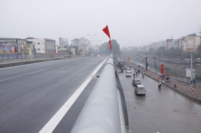 Đoạn cầu vượt giao nhau tại v&ograve;ng xuyến Cầu &nbsp;Giấy.