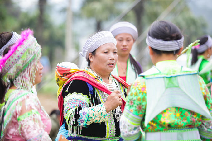 Địu con trẩy hội...