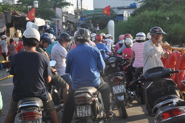 Chen chúc khi xuống đò vẫn thường xuyên diễn ra.