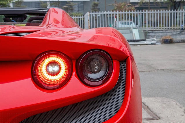 Giống như nhiều siêu xe khác của Ferrari, F8 Spider đời mới dùng đèn hậu LED dạng elip nhưng đã được nhân số lượng đèn thành 2. Chất liệu carbon tiếp tục xuất hiện ở cản sau kết hợp cùng cặp ống xả cho những tiếng gầm rú phấn khích.