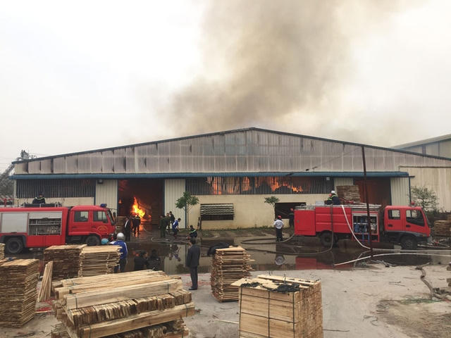 Công tác dập lửa được tiến hành khẩn trương và tích cực. (Ảnh: Bá Đoàn).