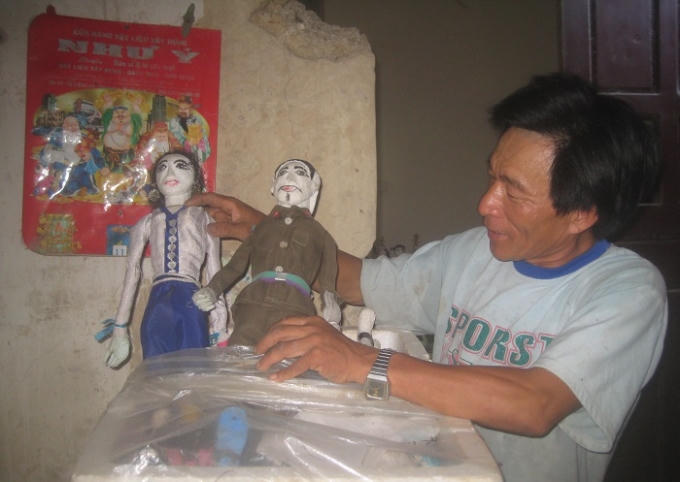 Những con rối điện được ông Thân nâng niu. Ảnh Duy Ngợi