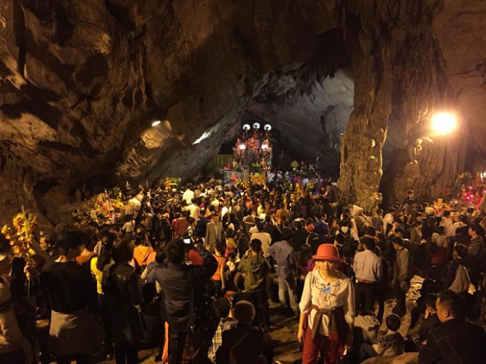 Dòng người đổ về chùa Hương từ sáng sớm để du xuân, cầu Phật.