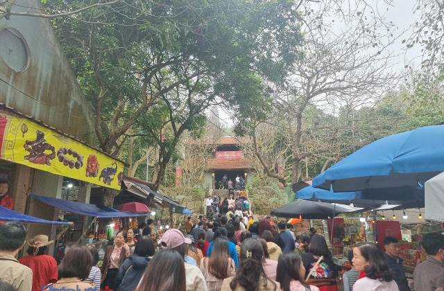 Chùa Phật Tích đón hàng ngàn lượt du khách vãn cảnh, lễ phật