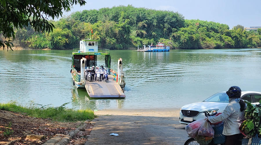 Áo phao không được sử dụng dù treo khắp phà.