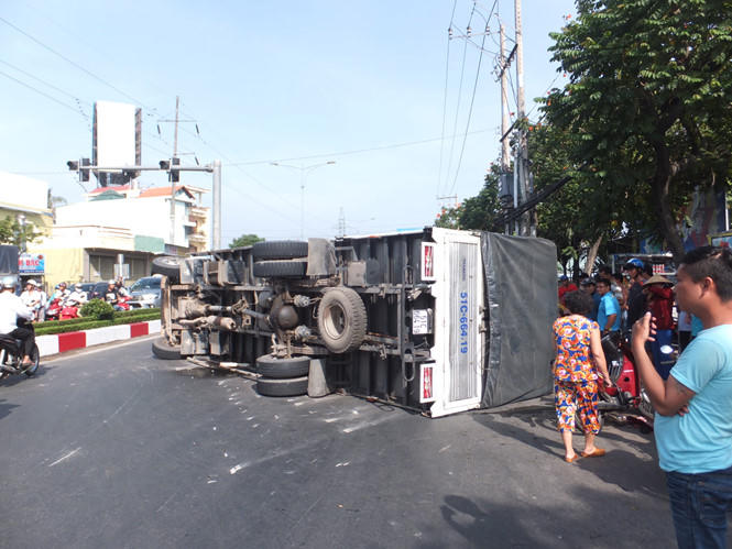 Hiện trường vụ tai nạn, phương tiện qua khu vực bị ùn tắc. Ảnh: Lê Lang.