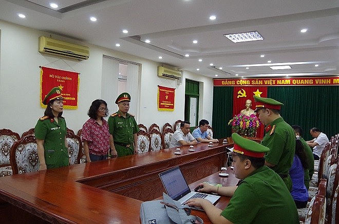 Cơ quan CSĐT thi hành lệnh bắt bị can để tạm giam đối với Phùng Thị Hoa. (Ảnh: Công an tỉnh Hà Giang).
