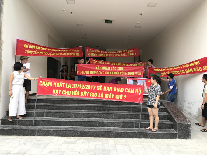 Cư dân tại chung cư Bảo Sơn tập trung bày tỏ sự phản đối của mình vì cho rằng chủ đầu tư đã "phá" cam kết trong hợp đồng.