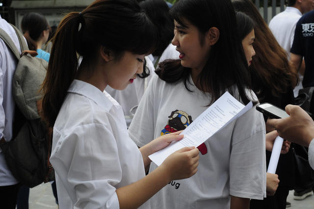 Thí sinh dự thi THPT quốc gia 2018 tại Hà Nội. (Ảnh: Mỹ Hà).