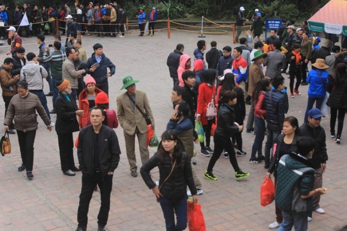 Đông đảo du khách có mặt tại chùa Giải Oan để chuẩn bị lên cáp treo.