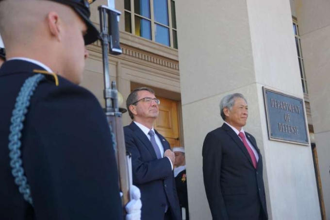 Bộ trưởng Quốc phòng Hoa Kỳ Ash Carter (bên trái) và Bộ trưởng Quốc phòng Singapore Ng Eng Hen (bên phải) (Ảnh: Straitstimes)