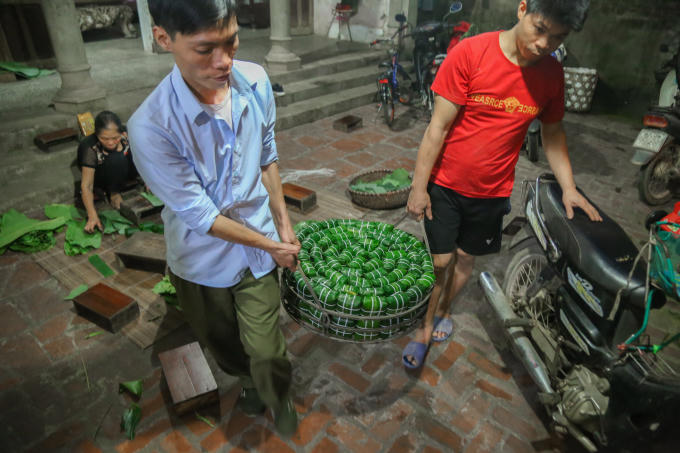 Người dân Hùng Lô cho biết, để luộc bánh mau nhừ, khi luộc bánh cứ sau khoảng 1 giờ lại pha thêm một ít nước lã vào nồi đang sôi, khi nước nóng gặp nước lạnh thì bánh sẽ chóng nhừ hơn và ngon hơn. Từ đây những mẻ bánh chưng Hùng Lô sẽ được đưa đến tay hàng triệu con cháu của vua Hùng trong ngày giỗ tổ thiêng liêng.