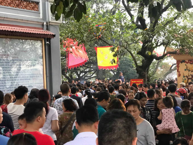 Dòng người đi lễ vô cùng đông trong ngày mùng 3 Tết