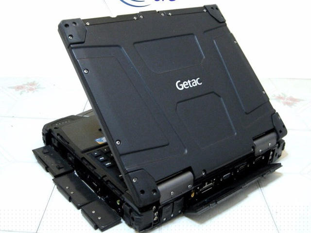 Getac B300-X Toughbook - Mẫu máy này sở hữu ngoại hình hầm hố, giống như một chiếc vali của quân đội. Nó cũng rất dày và nặng. Thậm chí, nhà sản xuất còn thiết kế riêng một phần tay cầm để người dùng có thể xách tay nó khi cần di chuyển.