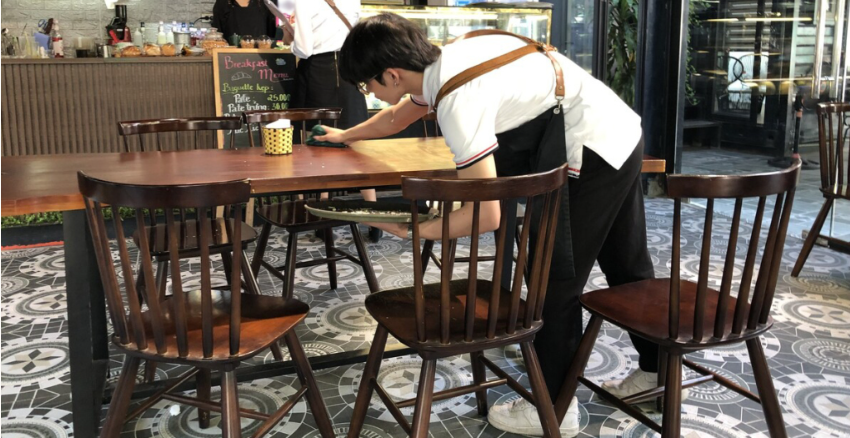 Nhiều trẻ em tranh thủ đi làm thêm tại các quán cafe trong dịp nghỉ hè