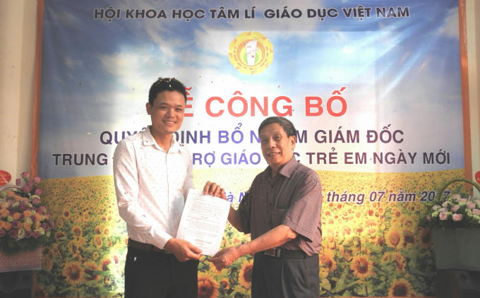 Ông Nguyễn Hoàng Lan – Phó Tổng thư ký, Chánh văn phòng Trung ương Hội Khoa học Tâm lí – Giáo dục Việt Nam đã trao Quyết định bổ nhiệm Giám đốc Trung tâm hỗ trợ giáo dục trẻ em Ngày Mới cho ông Hoàng Văn Quyết