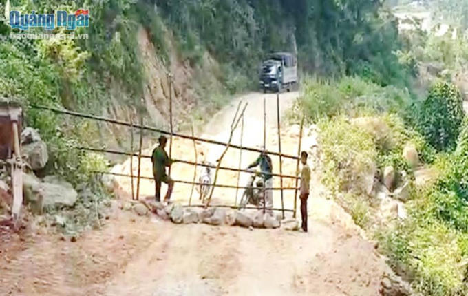 Một trong số lần mà người dân xã Sơn Liên đã dựng rào chốt chặn, không cho thi công hoàn thiện tuyến đường để đòi tiền đền bù. Ảnh:baoquangngai.vn.