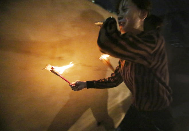 Lấy được lửa, người người chạy thật nhanh để mang lửa về nhà.