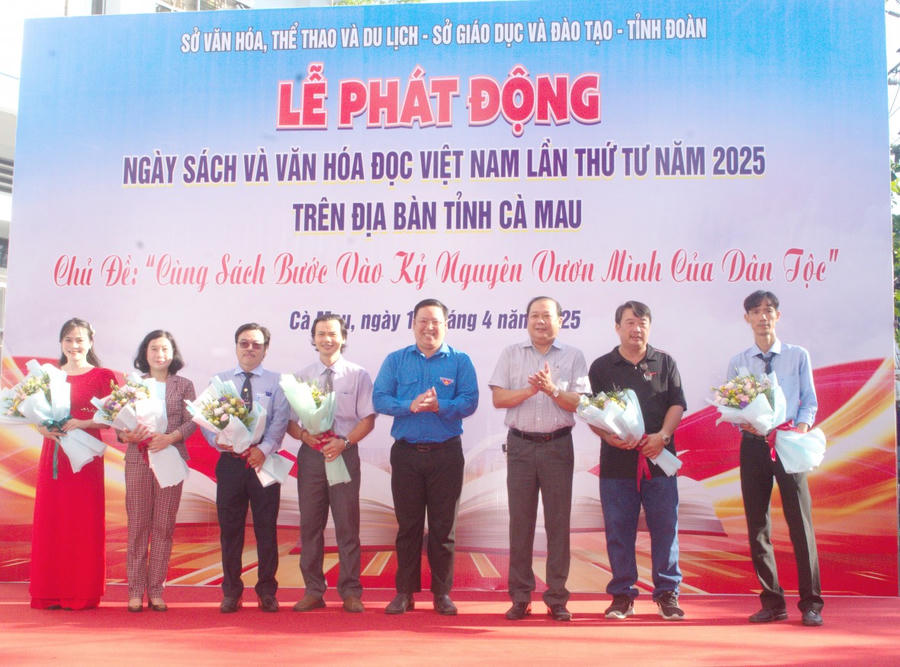 Ông Nguyễn Văn Đen - Phó Giám đốc Sở Văn hoá - Thể thao và Du lịch tỉnh Cà Mau và anh Nguyễn Ngọc Thuận - Phó bí thư Tỉnh đoàn Cà Mau, tặng hoa cho Ban giám khảo cuộc thi Mô hình thư viện trường em và Cuộc thi vẽ tranh theo sách.
