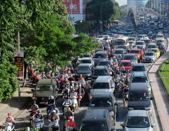 Tuyến đường Trần Duy Hưng &aacute;ch tắc k&eacute;o d&agrave;i (Ảnh: Đ&ocirc;ng Nam)