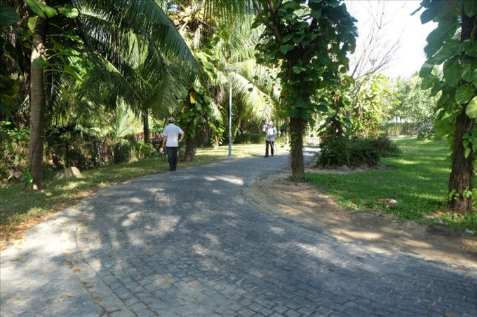 Lối đi bộ xuống biển giữa dự án Furama - Ariyana. Ảnh: H.Vinh.