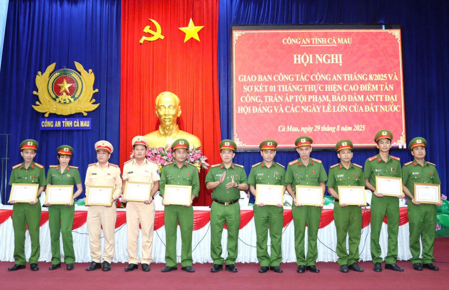 Đại tá Châu Quốc Huy - Tỉnh ủy viên, Phó Giám đốc Công an tỉnh Cà Mau, trao Giấy khen cho các cá nhân có thành tích xuất sắc.