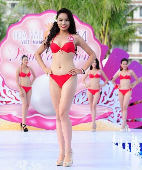 Trong cuộc thi Hoa hậu cô còn ẵm luôn giải "Người đẹp biển" về mình.
