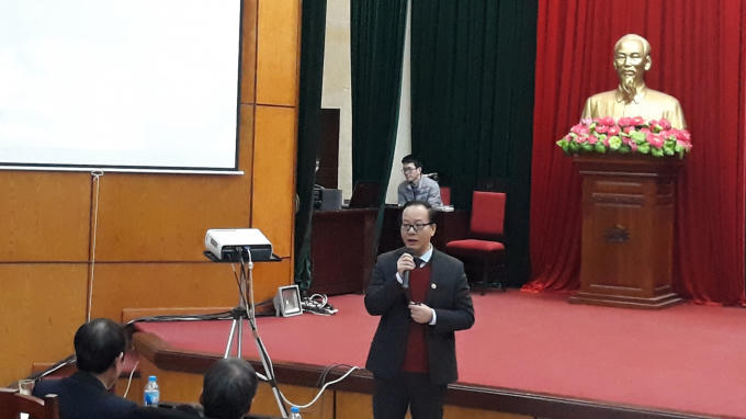 PGS.TS. Trần Minh Điển (Phó Giám đốc Bệnh viện Nhi Trung ương) hướng dẫn theo dõi và xử trí phản ứng sau tiêm chủng.