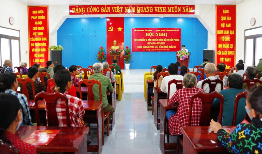 Tuyên truyền pháp luật cho bà con Nhân dân