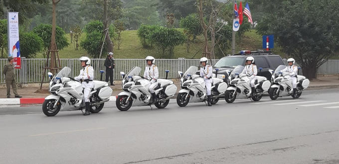 Đoàn mô tô dẫn đường vào vị trí xuất phát.