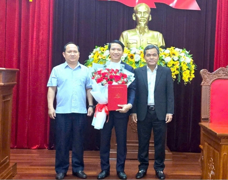 Bí thư Tỉnh uỷ Gia Lai Hồ Văn Niên và ông Rah Lan Chung - Phó Bí thư Tỉnh ủy, Chủ tịch UBND tỉnh Gia Lai tặng hoa chúc mừng ông Nguyễn Ngọc Lương.Ảnh: L.T
