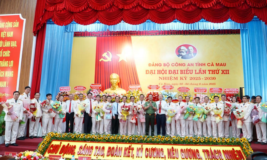 Ra mắt Ban Chấp hành Đảng bộ Công an tỉnh Cà Mau và đoàn đại biểu tham dự Đại hội cấp trên.