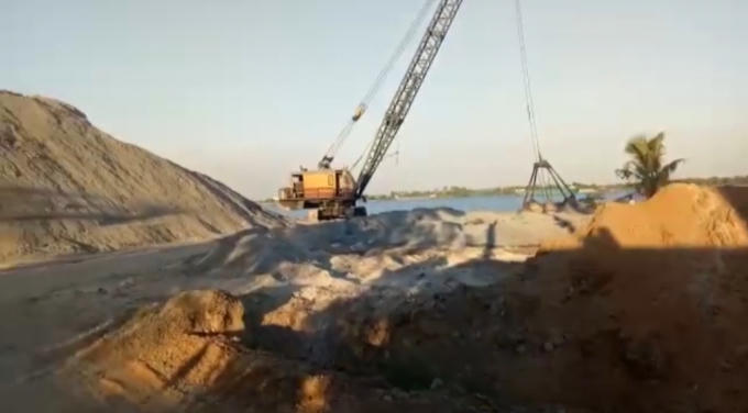 Nhiều lần Cảng vụ nội đia khu vực III lập biên bản xử lý nhưng mọi chuyện đâu vẫn vào đấy. Tại các khu vực này, bà Nga dùng đoạn giải phân cách bê tông của đường giao thông làm bờ kè, sử dụng các phần đất này vào hoạt động của Bến thủy nội địa Nguyễn Thị Nga, chứa vật liệu xây dựng, trồng cây, làm nhà ăn, nhà vệ sinh và kho hóa chất (một phần công trình nằm trên phần diện tích lấn rạch).