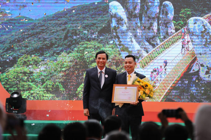 Ông Trần Văn Miên - Phó Chủ tịch UBND Thành phố Đà Nẵng trao tặng bằng khen cho ông Nguyễn Lâm An -Giám đốc Khu du lịch Sun World Ba Na Hills.