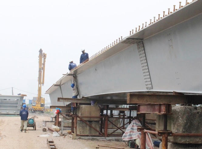 Công trường giao thông hối hả thi công sau khi dỡ lệnh 'đóng cửa' - ảnh 4