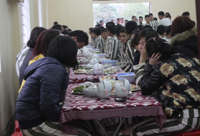 Nhiều nữ phạm nhân bật khóc vì nhớ gia đình, nhớ người thân.