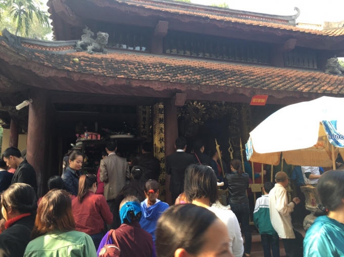 Cầu nguyện trước chánh điện. (ảnh: Minh Long).