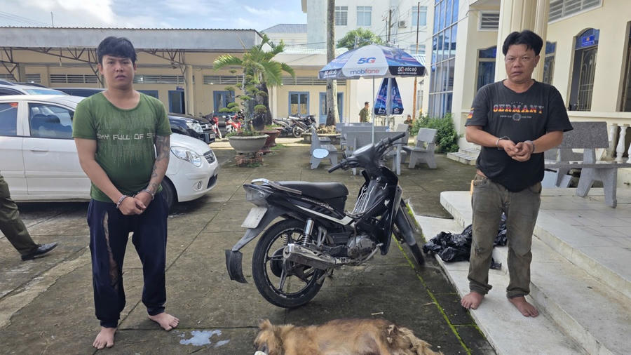 02 đối tượng Nguyễn Văn Vương và Lê Tuấn Nhỏ (từ trái sang), cùng tang vật vụ án.