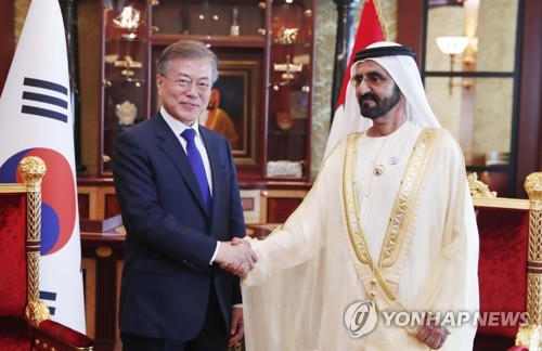 Tổng thống Hàn Quốc Moon Jae-in (trái) và ông Mohammed bin Rashid Al Maktoum - thủ tướng các Tiểu vương quốc Arập Thống nhất . (Ảnh: Yonhap)