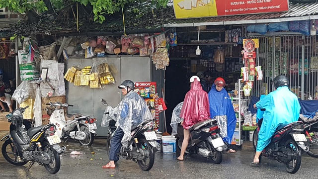 Các quán bán đồ tạp hóa đông khách khi người dân đến mua đồ thiết yếu phẩm, dầu hỏa, đèn sáp... phòng tắt điện lâu ngày